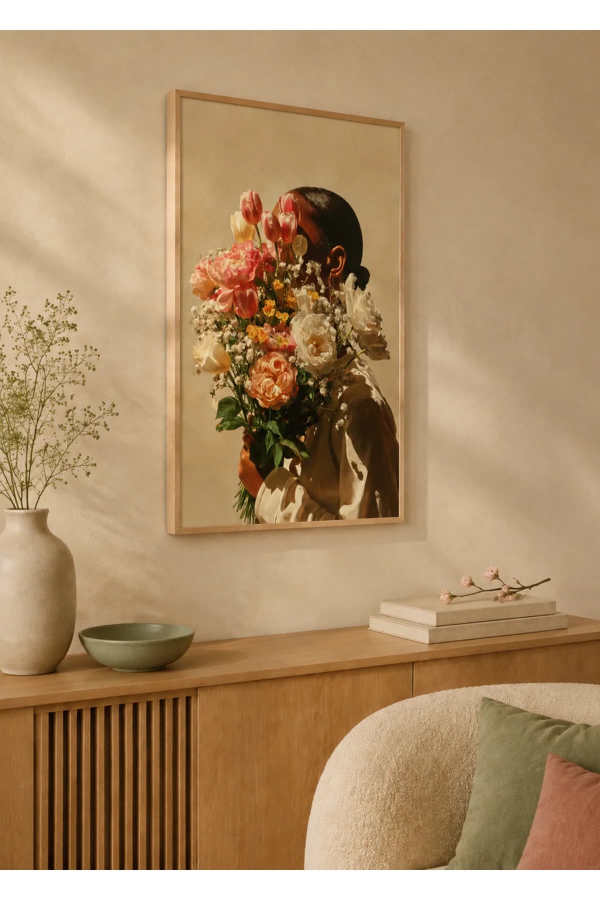 Çiçeklerin Ardındaki Kadın – Romantik Çiçek Buketi Temalı Modern Dekoratif Duvar Tablosu - R0057 — görsel 2